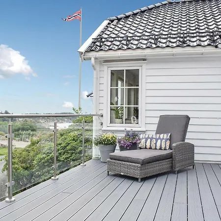 Awesome In Lindesnes W/ 4 Bedrooms Svinoy