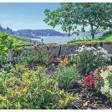 Awesome In Lindesnes W/ 4 Bedrooms * Svinoy
