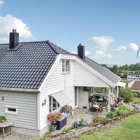 Awesome In Lindesnes W/ 4 Bedrooms * Svinoy