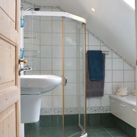 Awesome In Lindesnes W/ 4 Bedrooms * Svinoy